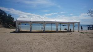 Lapu Lapu CityThe Beach Park Hadsan的海滩上的白色帐篷,靠近水域