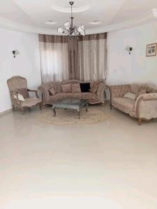 米多恩Villa Arkou Midoun的客厅配有2张沙发、1张沙发和椅子