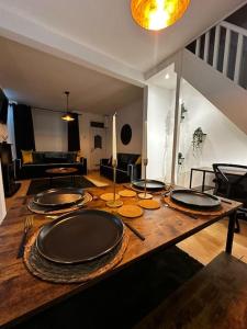 利物浦Anfield end terraced home的客厅里一张带盘子的木桌