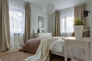 斯德哥尔摩Sodermalm Hideaway Haven的一间卧室配有一张带桌子和窗户的床。