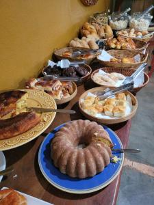 德尔菲诺波利斯Chalé Praia Vermelha 1的一张桌子,上面放着许多不同类型的糕点和馅饼