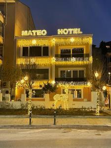 伊斯坦布尔MATEO HOTEL的前面有圣诞灯的黄色建筑