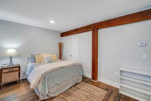斯泰茨伯勒Eagle Exec Loft In Downtown Statesboro的一间卧室设有一张床和一个滑动玻璃门