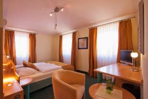 普拉斯卡勒塔酒店的配有一张床和一张书桌的酒店客房