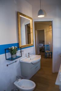 MugnanoCasa Eufemia Cozy Apartments的一间带水槽、卫生间和镜子的浴室