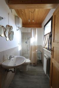 纳尔尼Agriturismo Madre Terra的浴室配有白色水槽和卫生间。