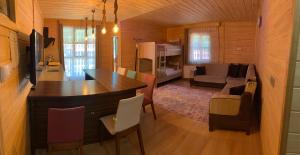 乌宗Bavul Suite的厨房以及带桌椅的起居室。