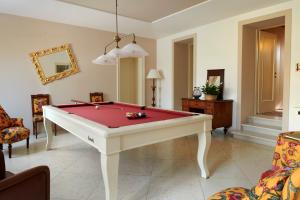 巴萨诺－德尔格拉帕Villa Lovi的客厅配有红色台球桌