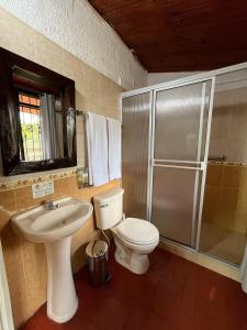 卡拉尔卡Finca Hotel Sol Y Luna的浴室配有卫生间、盥洗盆和淋浴。