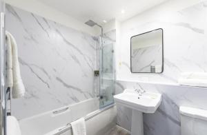 科尔福德讲演之家酒店的白色的浴室设有水槽和镜子