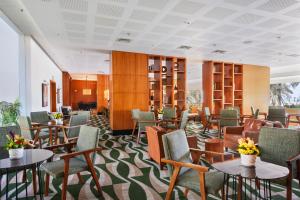 恩波其克Noga by Isrotel Collection - The Renewed Ganim Hotel的大堂设有桌椅和图书馆