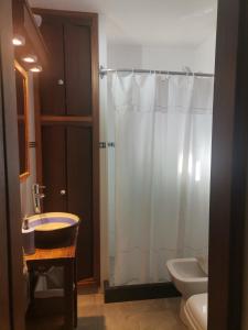 杜拉斯诺MANDALA HOME的带淋浴、盥洗盆和卫生间的浴室