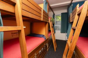 奥克兰哈卡小屋奥克兰旅舍的宿舍间内带两张双层床的客房