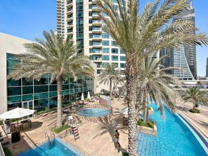 迪拜Silkhaus Modern 1BDR in Marina Close to Beach的享有棕榈树酒店和游泳池的空中景致