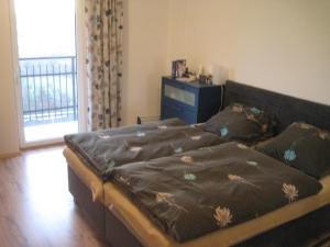 Chata U Jirky的客厅配有一张沙发,设有一张床