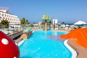 美洲海滩Alexandre Hotel Gala的一个带水滑梯的度假村内的游泳池