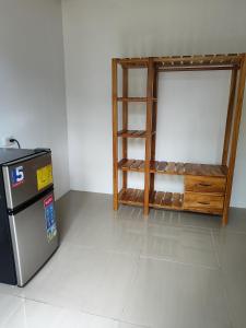 希门尼斯港Casa Osa Azul的客房设有小冰箱和木架。