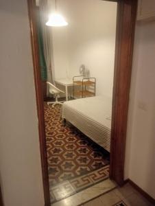 佛罗伦萨Firenze in Bnb的一间卧室配有一张床、一张桌子和一面镜子