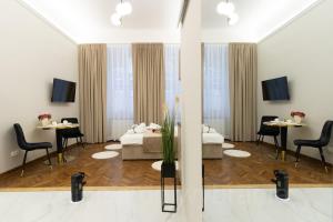 克拉科夫Jacuzzi Berka Apartamenty的客厅配有两张床和两张桌子