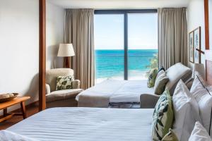 德赛Langley Resort Fort Royal的酒店客房设有两张床,享有海景。