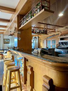 圣维托-迪卡多雷欧斯酒店的餐厅的酒吧,餐厅在柜台处设有凳子