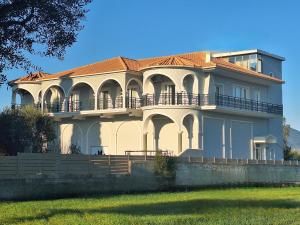 扎金索斯镇Villa Iama的一座大型白色房子,上面设有阳台