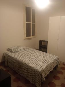 佛罗伦萨Firenze in Bnb的一间卧室设有一张床和一个窗口