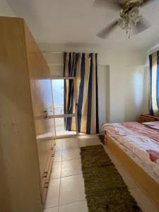 赫尔格达شقه بالغردقه的一间卧室设有一张床和一个窗口