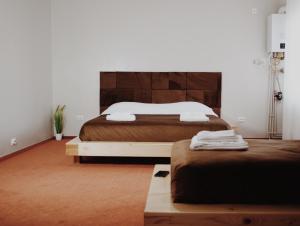 NăsăudPopasul Graniceresc的一间带两张床和大床头的卧室
