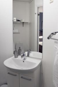 米约尔比米斯卡普酒店的白色的浴室设有水槽和镜子