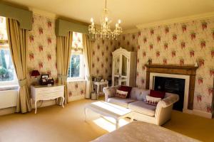 布由德利Kateshill House Bed & Breakfast的带沙发和壁炉的客厅