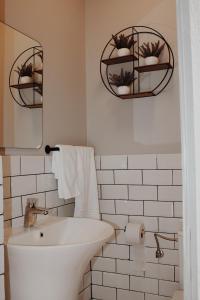 NăsăudPopasul Graniceresc的带浴缸、水槽和镜子的浴室
