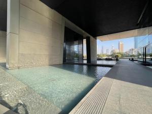 迪拜Silkhaus contemporary 1BDR with Downtown view in DIFC的建筑物一侧的游泳池