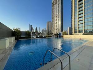 迪拜Silkhaus homely 2BDR with stunning Downtown view with Balcony的大楼顶部的大型游泳池
