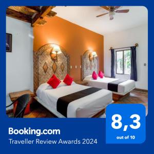 蒙克洛瓦Hotel Olimpia的酒店客房 - 带两张带红色枕头的床