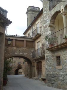 Figuerosa艾斯高法奥蒂斯旅馆的街道上一座带拱门的古老石头建筑