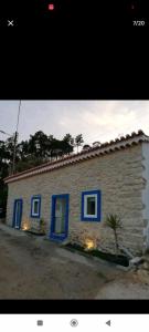 欧伦Moradias dos Castelos (Azul )的一座带蓝色门的小房子和一座建筑