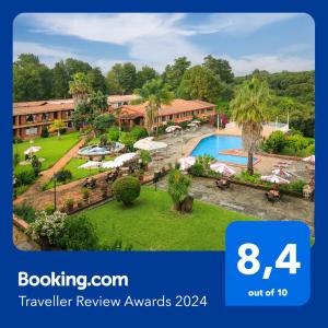 乌鲁阿潘Hotel Pie de la Sierra的享有带游泳池的度假村的空中景致