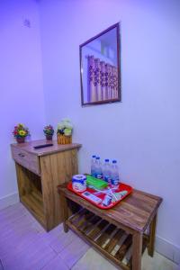 达卡Hotel City International Green Road的一张桌子,配有瓶装水和镜子