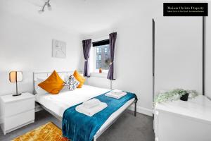 伦敦Caraway Heights 2Bedroom Apt Sleeps 6 in Canary Wharf, London with Free Parking, Wifi & Leisure By Maison Christo Property Short Lets & Serviced Accommodation的一间卧室配有两张带毛巾的床