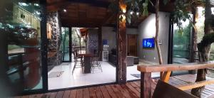博尼图Casa das Orquídeas的一个带桌椅的房屋门廊