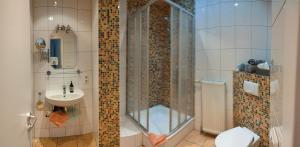 韦因斯特拉塞地区瓦亨海姆彼得酿酒厂旅馆的带淋浴、卫生间和盥洗盆的浴室