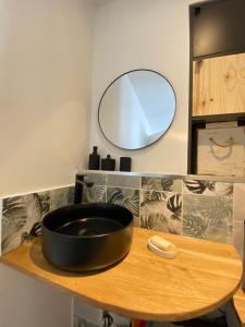 圣热尼拉瓦勒Villa 6 chambres avec piscine et vue exceptionnelle的木桌上的黑色碗,带镜子