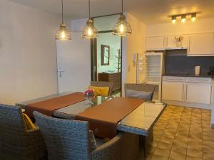 布列登Apartment Residentie Astrid-7 by Interhome的厨房以及带桌椅的用餐室。