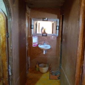 MhamidCamp Mbark authentic的一间带水槽和镜子的小浴室