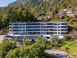 安嫩海姆Apartment Burgblick alpe maritima Ski & See-Top 26 by Interhome的山间酒店,有一座建筑