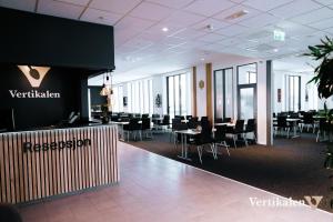 利勒桑Vertikalen的大楼内带桌椅的会议室