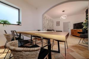 克莱蒙费朗VILLE ET VOLCANS - Maison 9 couchages avec garage et extérieur的用餐室配有大型木桌和椅子