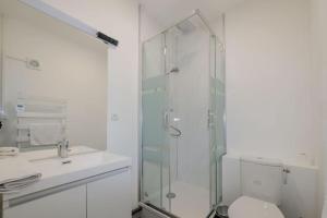 克莱蒙费朗VILLE ET VOLCANS - Maison 9 couchages avec garage et extérieur的带淋浴、卫生间和盥洗盆的浴室