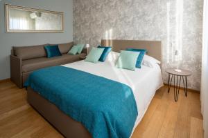 帕多瓦B&B Villa Rosa的一间卧室配有一张大床和一张沙发